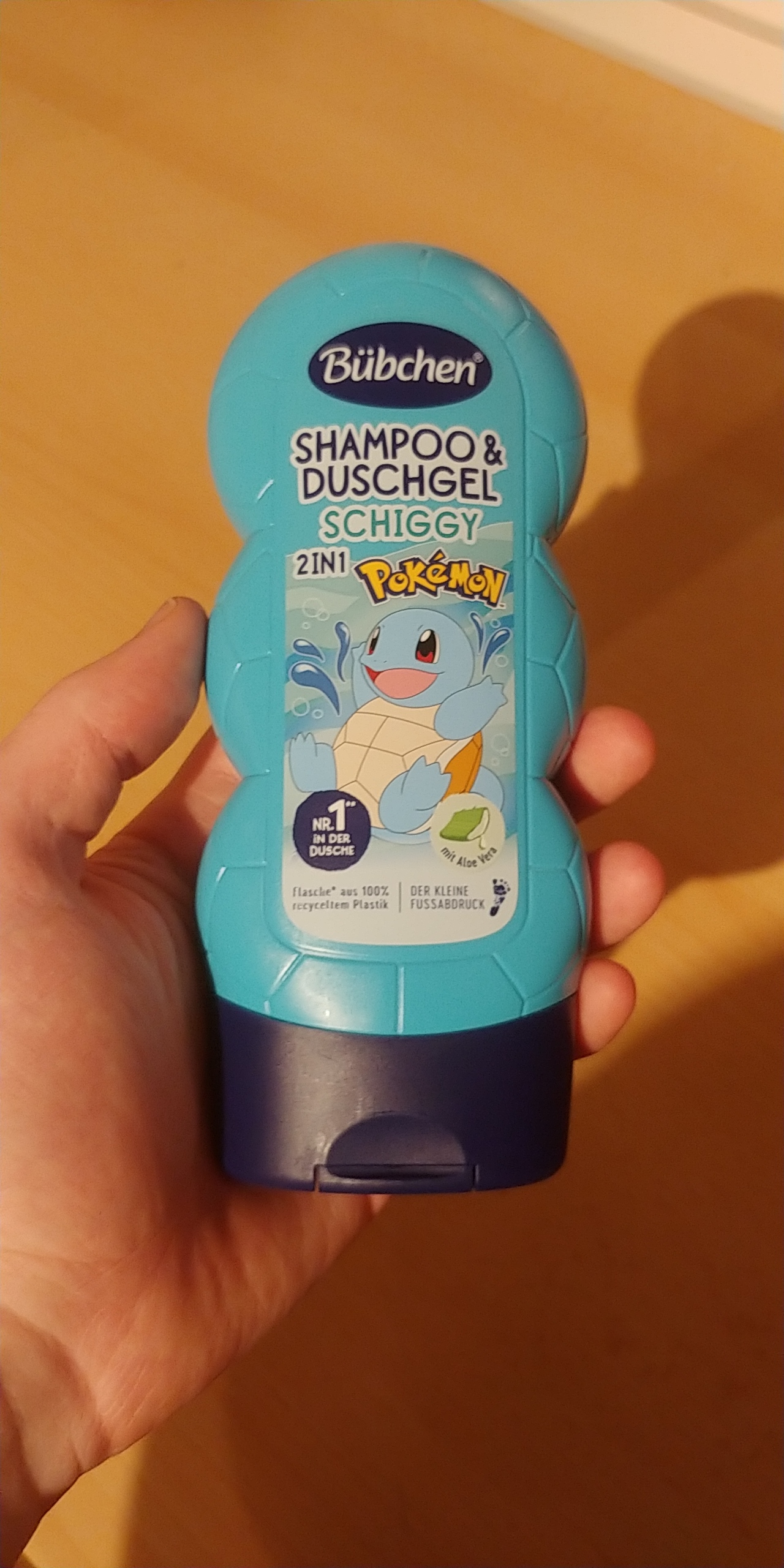 In der Hand gehaltene Pokemon Shiggy Shampoo Flasche