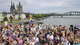 Hunderttausende Menschen bei CSD-Parade in Köln