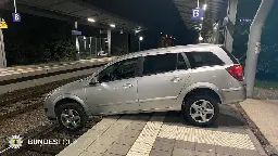 Unterhaching: Auto kippt fast ins S-Bahngleis