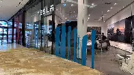 Berlin: Protestaktion: Tesla-Geschäft in der Mall of Berlin mit Farbe beschmiert