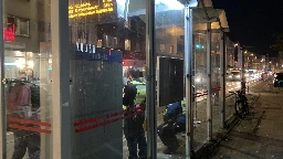 Straßenbahnen mit Steinen beworfen, Haltestellen zerstört