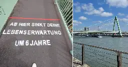 Was bedeutet der ominöse Spruch auf den Kölner Brücken?