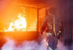 Forschungsteam entwickelt Feuerwehrjacke mit Kühlsystem