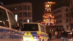 Messer, Knüppel, Fahrradständer - was Polizisten in der Waffenverbotszone auf dem Weihnachtsmarkt finden