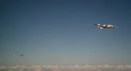 Frachtflugzeug "surft" energiesparend im Schlepptau von Flugzeug