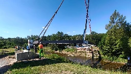 Stahlkoloss: 61-Meter-Brücke in Altchemnitz eingehoben | MDR.DE