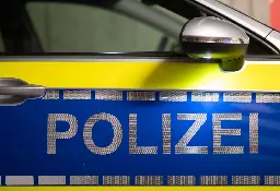 Frau an Bahnhof von Gruppe rassistisch angegriffen