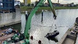 Schiff bleibt an Brücke in Mannheim hängen - Autos aus Wasser gezogen