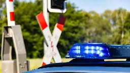 Rennradfahrer nach Streit bewusstlos auf Bahngleisen in Lindau