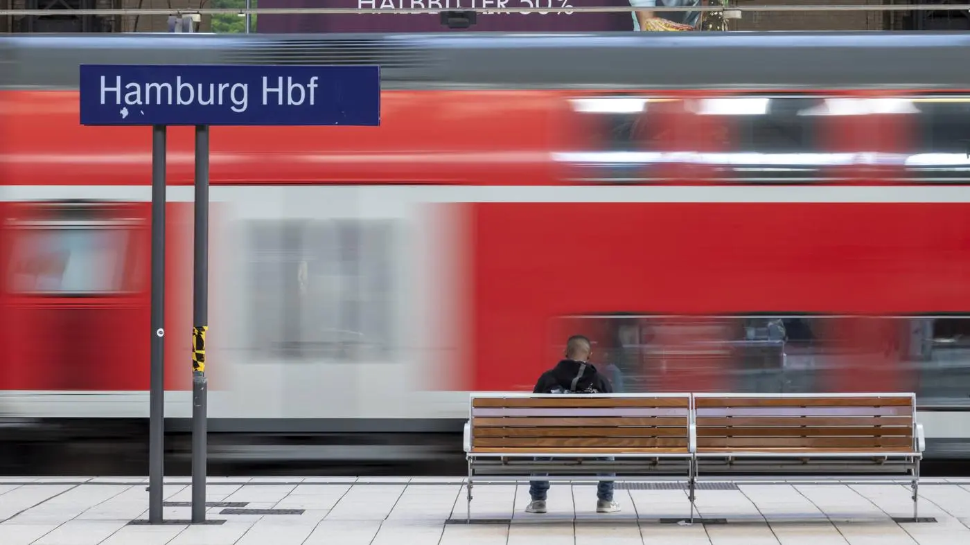 Verdacht auf Marburg-Virus: Feuerwehr holt Medizinstudenten und Freundin aus ICE im Hamburger Hauptbahnhof