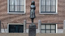 Anne-Frank-Statue in Amsterdam mit roter Farbe beschmiert