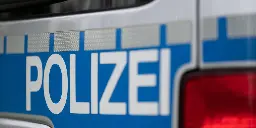 Mann fährt in Bayern in Hochzeitsgesellschaft - 24-Jähriger gerät unter Auto