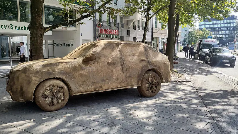 Drei Moder-SUVs in München abgestellt: Was steckt hinter der Kunst?