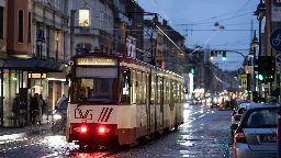 Mercedes-Fahrer übersieht Straßenbahn der 903 beim Einparken