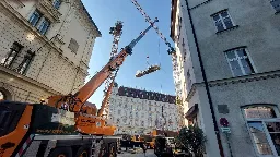 Münchner Feuerwehr sichert zwei Baukräne vor dem Umstürzen