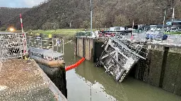 Nach einem Schiffsunfall bleibt die Mosel monatelang gesperrt