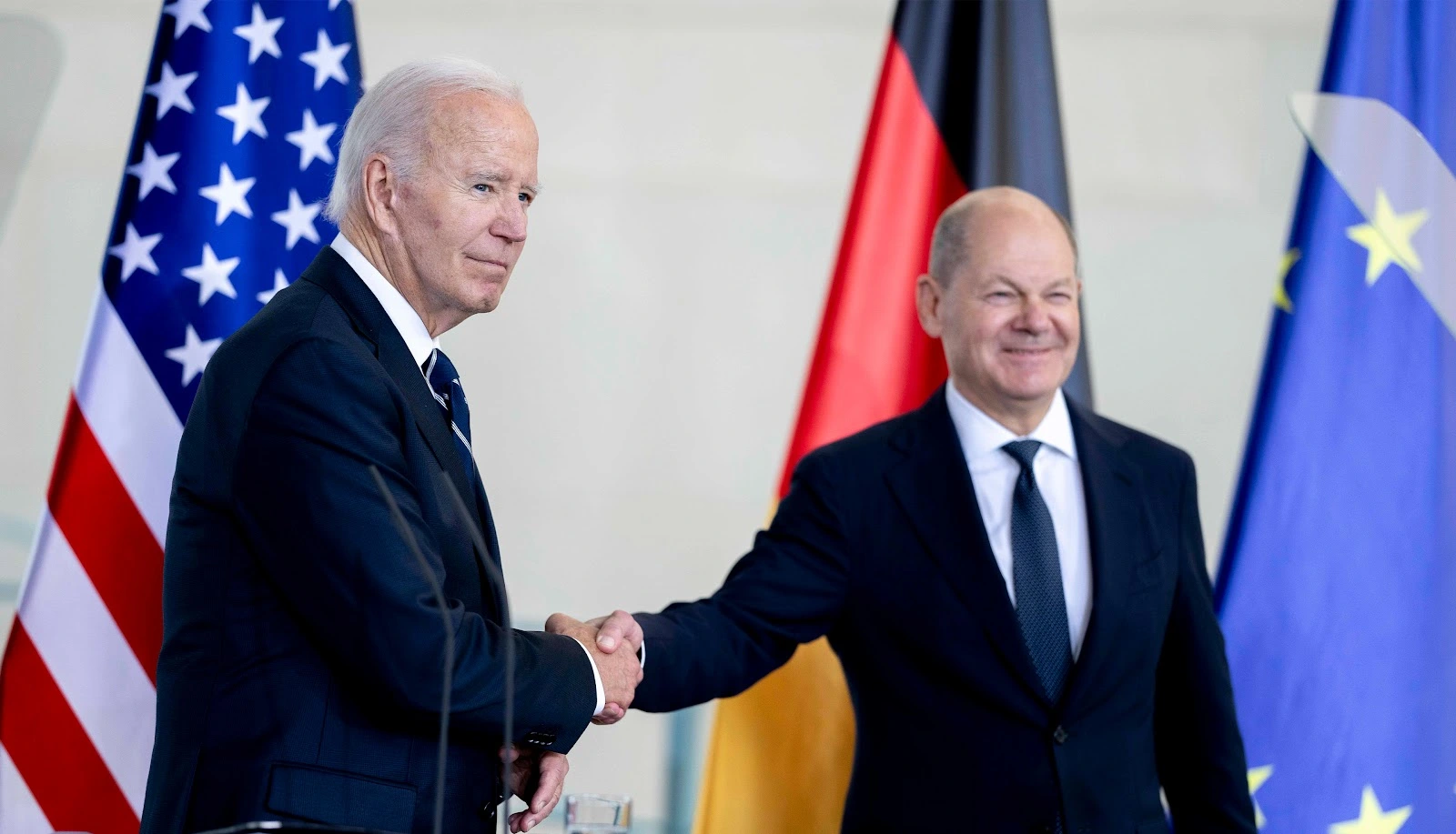 Energieloser alter Mann am Ende seiner Kräfte von Joe Biden besucht