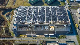 Warum es kaum Solaranlagen auf Lagerhallen gibt