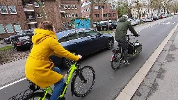 ADFC-Messung: Autofahrer halten zu wenig Abstand zu Radfahrern