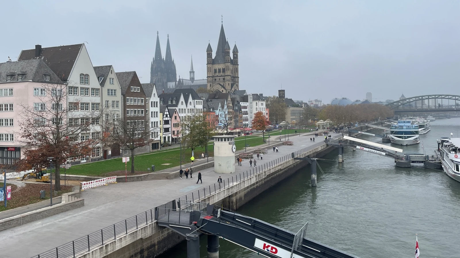 Spazieren am Altstadt-Rheinufer in Köln: Ab jetzt auf der neuen Promenade "Kragplatte"