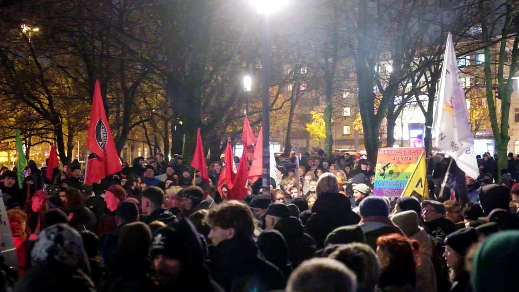 Hunderte demonstrieren auf St. Pauli gegen Treffen der rechtsextremen Burschenschaft Germania in Hamburg