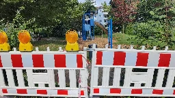 Senior (90) fährt mit Auto auf Spielplatz in Bochum: Niemand verletzt