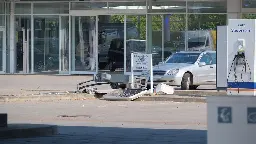 Demolierte Autos, Walzen und Bürsten bei Unfall in Waschstraße in Leipzig | MDR.DE