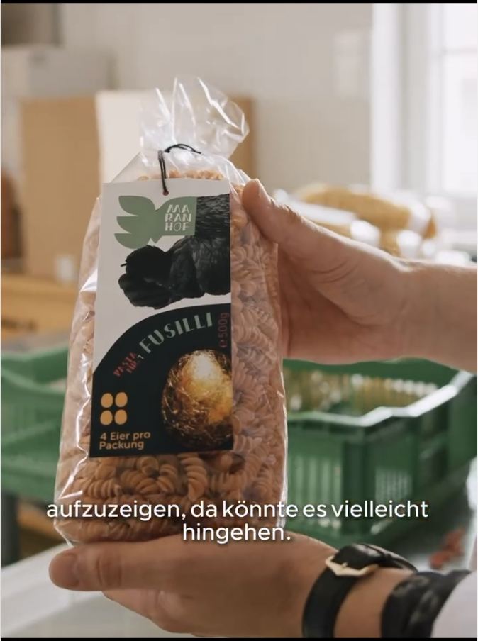 Standbild aus Instagram-Video, in dem Niko Rittenau Pasta bewirbt. Auf der Verpackung steht "4 Eier pro Packung"