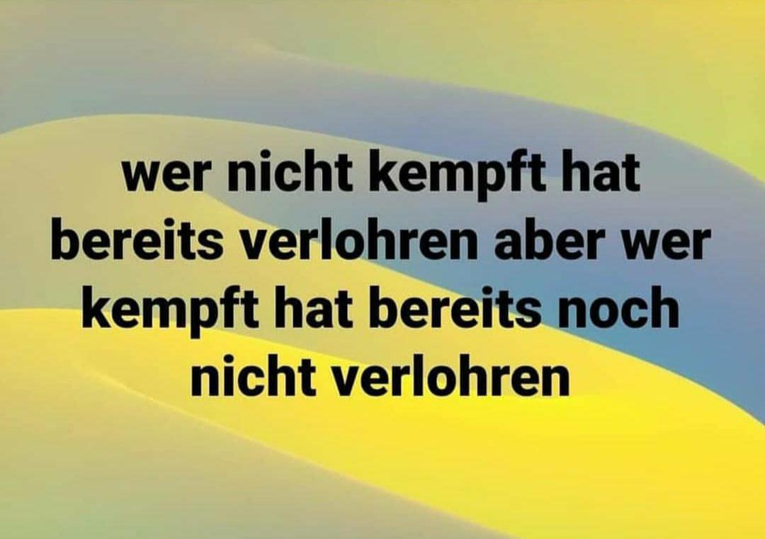 Das Bild zeigt einen Text auf einem Hintergrund, der die Farben Gelb und Blau enthält, ähnlich der ukrainischen Flagge. Der Text lautet:  “wer nicht kempft hat bereits verlohren aber wer kempft hat bereits noch nicht verlohren”