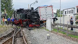 Dippoldiswalde: LKW kracht in Weißeritztalbahn