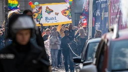 Erster CSD in Wismar: 2.100 Menschen feiern queere Community - Ausschreitungen von rechtsextremen Gruppierungen