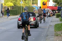 Kölner Eltern in Sorge: Fahrer rast mit über 100 km/h an Grundschule vorbei – klare Forderungen an die Stadt