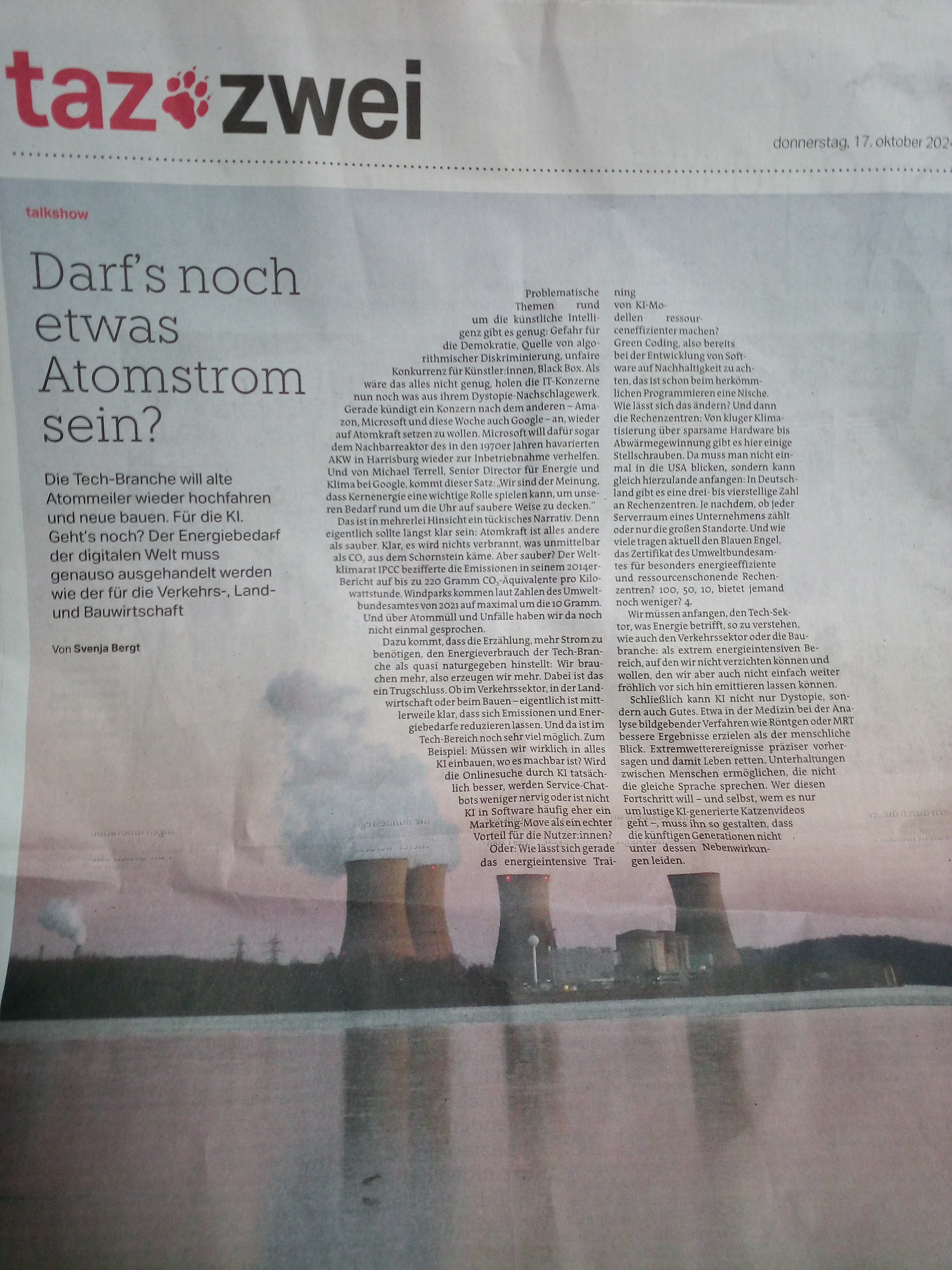 Foto des Artikels "Darf's noch etwas Atomstrom sein?"
Der Artikel selbst ist in Form einer Abgaswolke gedruckt, die aus den Schornsteinen des AKWs Harrisburg kommt