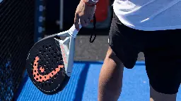 Trendsport: Mica Witthüser zeigt, wie Padel funktioniert