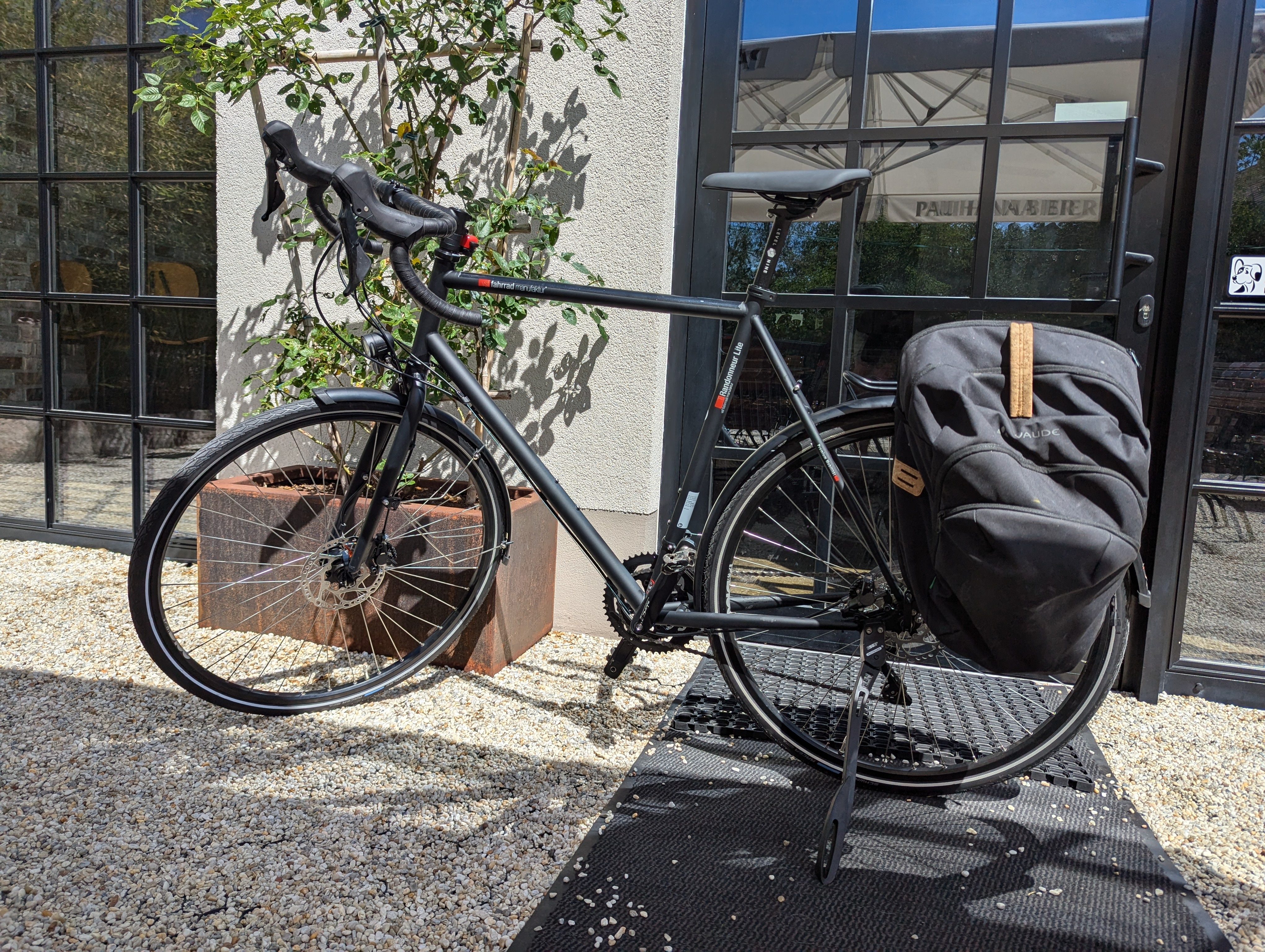 A black trekking bike