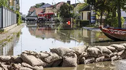 Hochwasser: Steigende Pegel - und beginnende Aufräumarbeiten