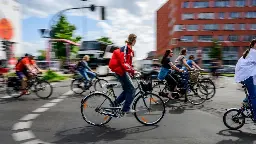 E-Mobilität: Fahrradfahren ist links, einen Diesel kaufen rechts