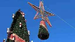 Aufbau: Größter mobiler Weihnachtsbaum in Herne und größter Weihnachtsbaum weltweit in Dortmund