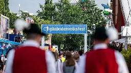 Hitzewelle in Bayern: Festzelte auf den Volksfesten bleiben halb leer