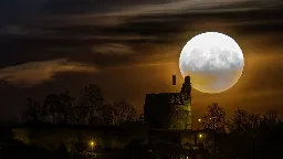 Doppeltes Himmelsphänomen: Komet und größter Vollmond am Abend