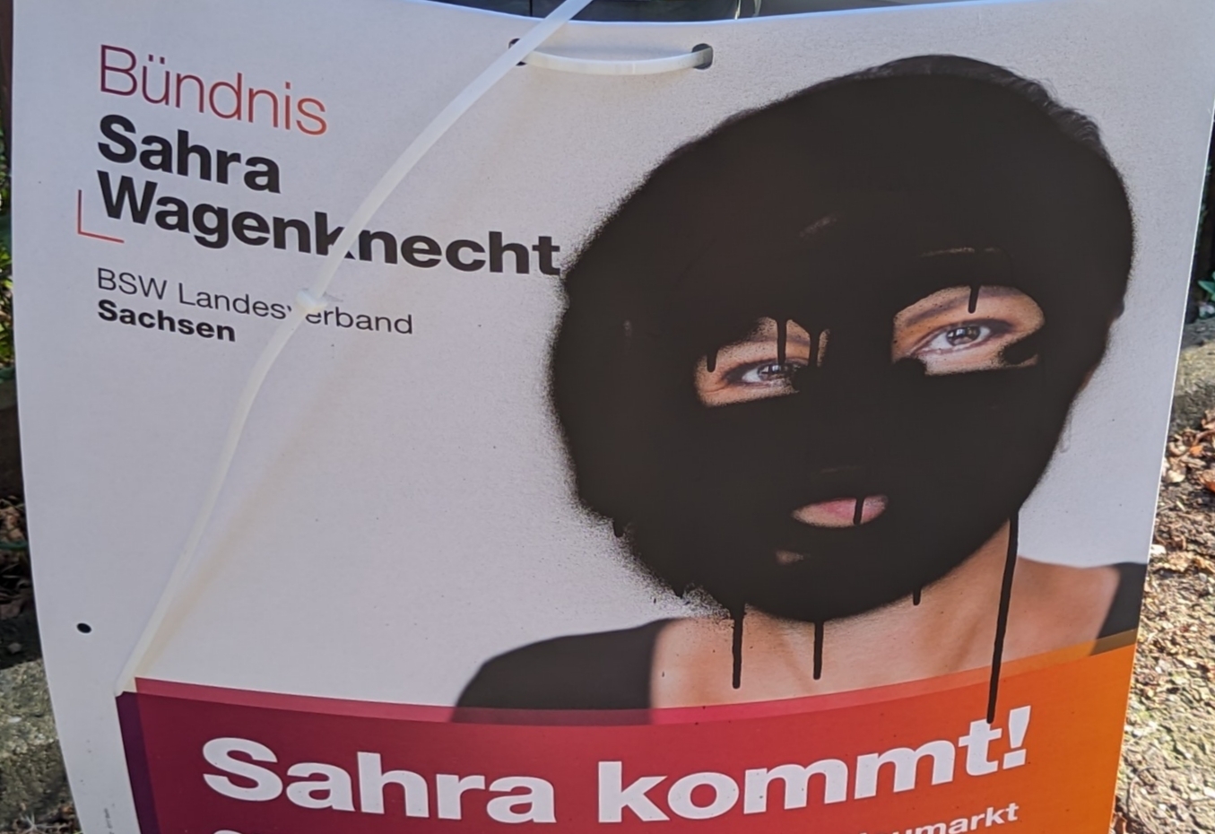 BSW-Plakat, Sahra trägt eine improvisierte Balaklava