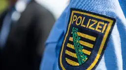 Polizeibeamter soll Hitlergruß bei Party gezeigt haben | MDR.DE