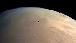 Roter Planet: Phobos schwebt über dem Mars