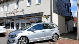 Unfall in Langelsheim: Auto kracht gegen Pizzeria