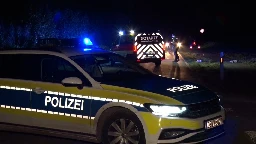 Lebensgefährlich verletztes Opfer liegen gelassen - Taxifahrer fährt Fußgänger an und flüchtet