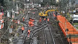 Zug-Reisende satteln um: Statt Bahn-Ersatzverkehr steigen einige auf das Auto um