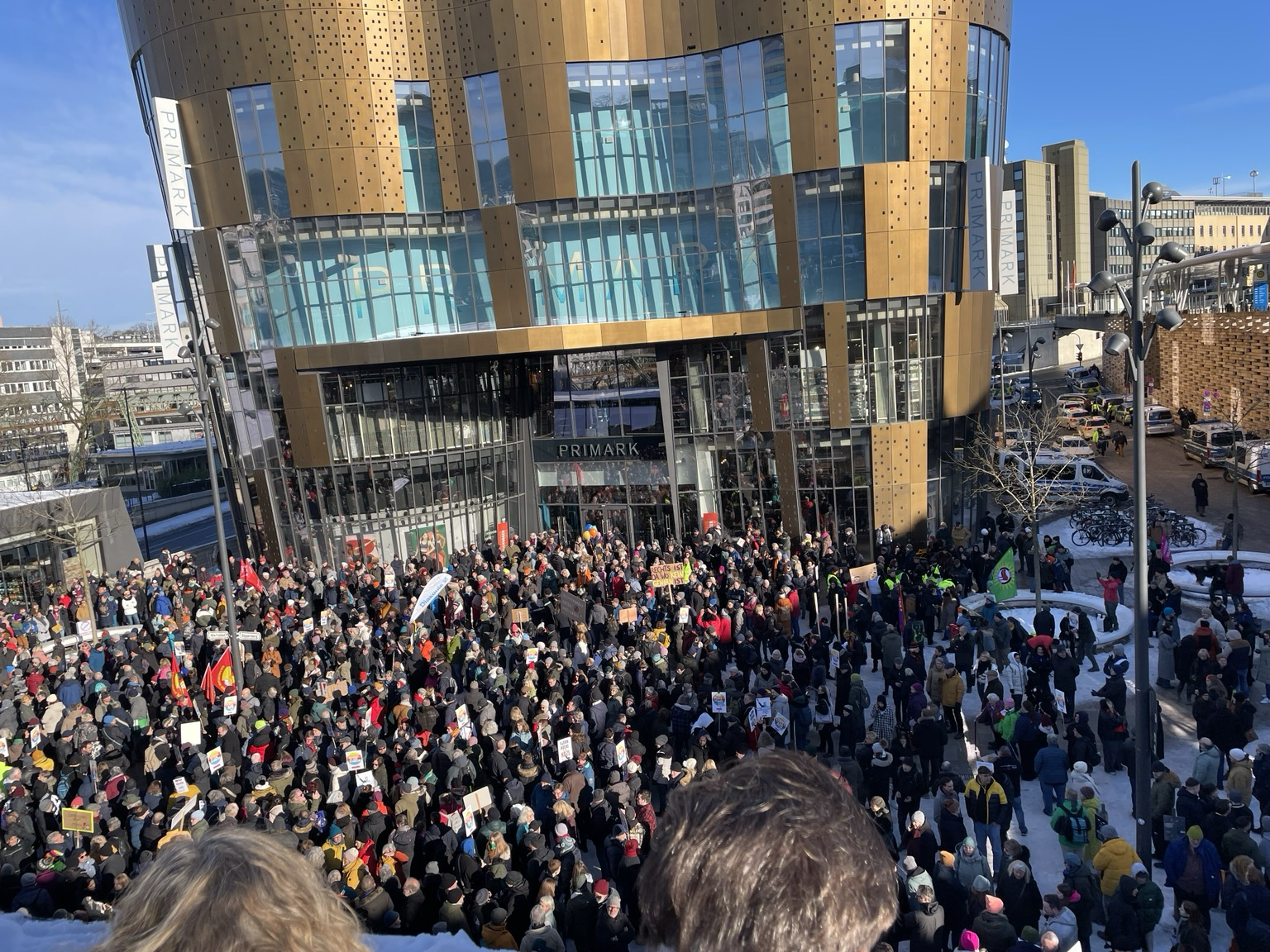 Viele Menschen demonstrieren vor dem Hauptbahnhof Wuppertal.