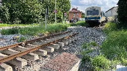 In der Luft hängende Gleise, unter Schlamm begrabene Schienen: Wird hier wieder ein Zug fahren?