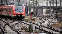 Personalmangel bei der Bahn: Immer mehr Züge fallen aus