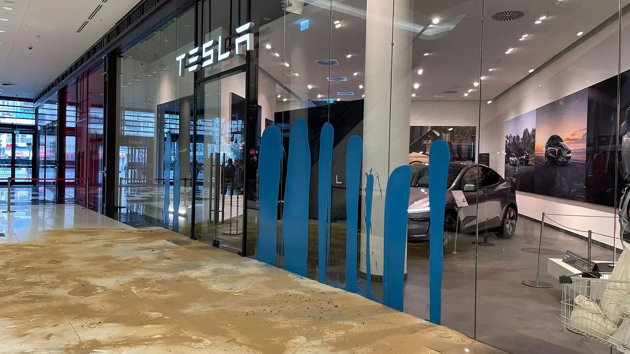 Berlin: Protestaktion: Tesla-Geschäft in der Mall of Berlin mit Farbe beschmiert